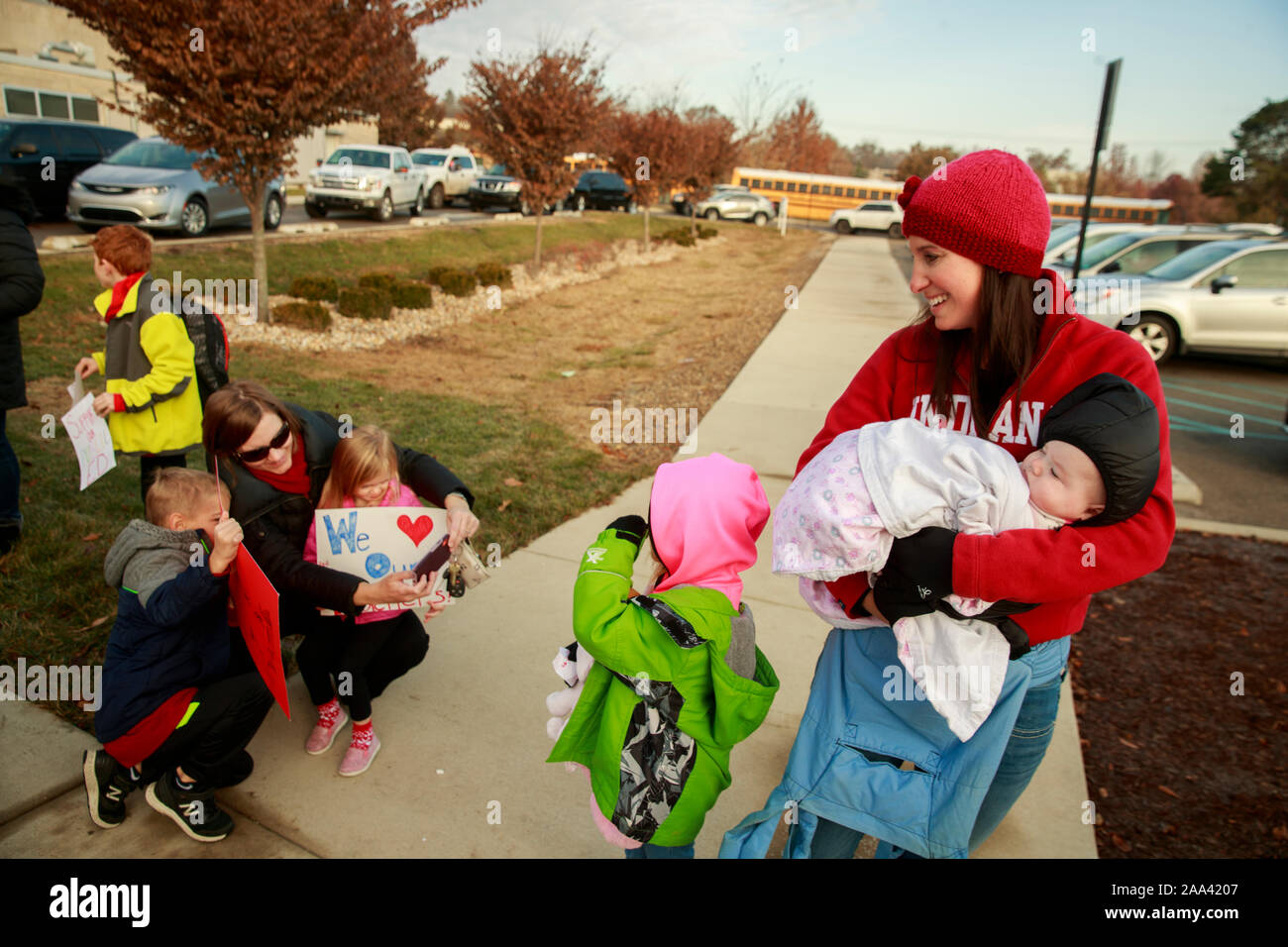 Avant que les classes, les élèves du primaire tenir des signes de soutien à leurs enseignants à l'extérieur de Rogers et des écoles primaires, François Morellet Mardi, 19 novembre 2019 à Bloomington, Ind., Les écoles ont été ouvertes aujourd'hui, mais certains districts scolaires à travers l'Indiana ont fermé pour la journée comme des milliers d'enseignants Inscrivez-vous la Walk-In à la Indiana Statehouse pendant rouge pour la Journée de l'Ed. L'Association des enseignants de l'état d'Indiana's Twitter page membres enseignants demandent des lois pour augmenter la rémunération des enseignants, de tenir les enseignants à l'égard de I-apprendre, et d'abroger le PGP et exigences externat. Je-je apprendre Banque D'Images