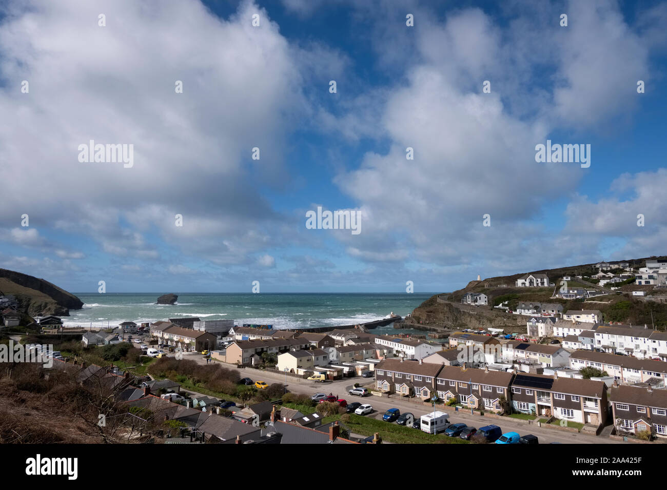 Portreath à Cornwall, en Angleterre. /Les nuages blancs et ciel bleu. Banque D'Images