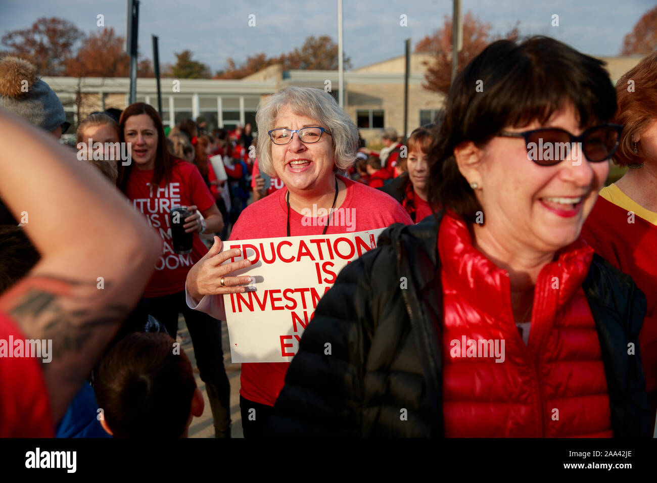 Avant que les classes, les enseignants et les élèves de l'école élémentaire participe à la journée d'action pour la de rouge à l'extérieur en agence Rogers et les écoles élémentaires, François Morellet Mardi, 19 novembre 2019 à Bloomington, Ind., Les écoles ont été ouvertes aujourd'hui, mais certains districts scolaires à travers l'Indiana ont fermé pour la journée comme des milliers d'enseignants Inscrivez-vous la Walk-In à la Indiana Statehouse pendant rouge pour la Journée de l'Ed. L'Association des enseignants de l'état d'Indiana's Twitter page membres enseignants demandent des lois pour augmenter la rémunération des enseignants, de tenir les enseignants à l'égard de I-apprendre, et d'abroger le PGP et R Externat Banque D'Images