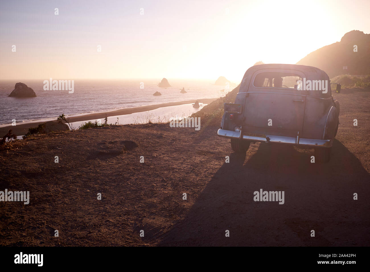 California Dreaming - une voiture classique au coucher du soleil où le fleuve russe rencontre l'océan Pacifique, la Californie, USA Banque D'Images