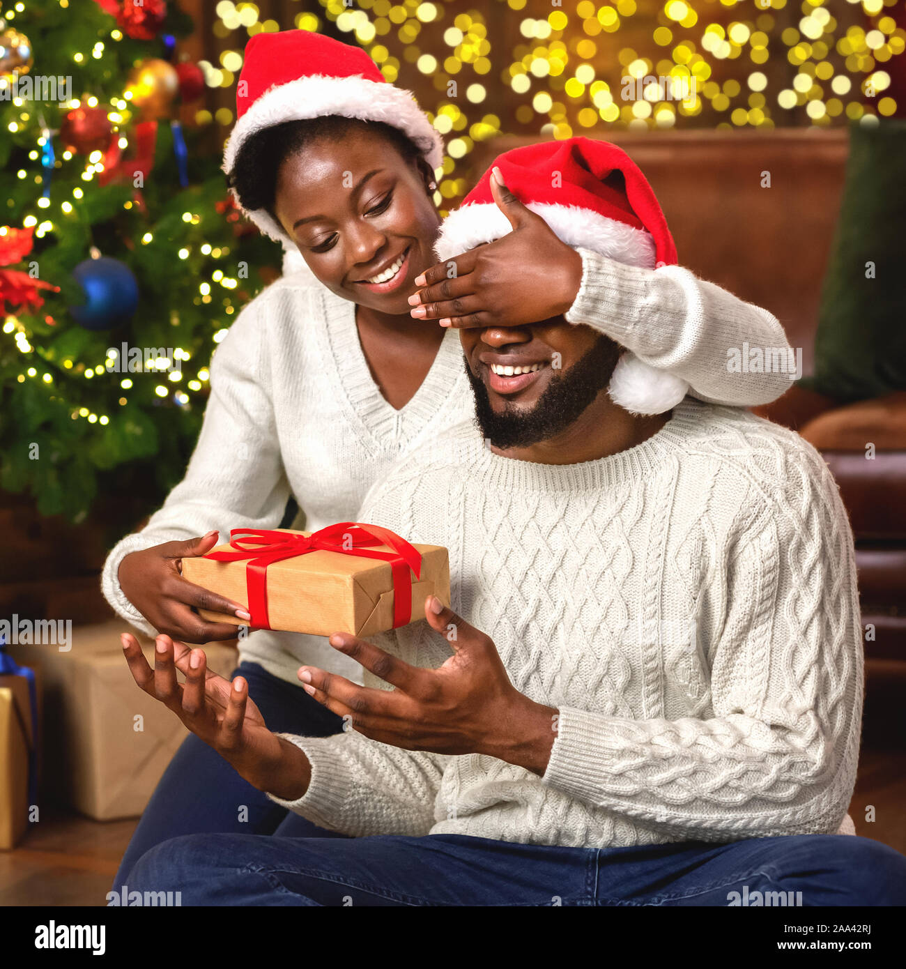 Loving black woman surprenant cadeau de Noël avec son mari Photo Stock -  Alamy