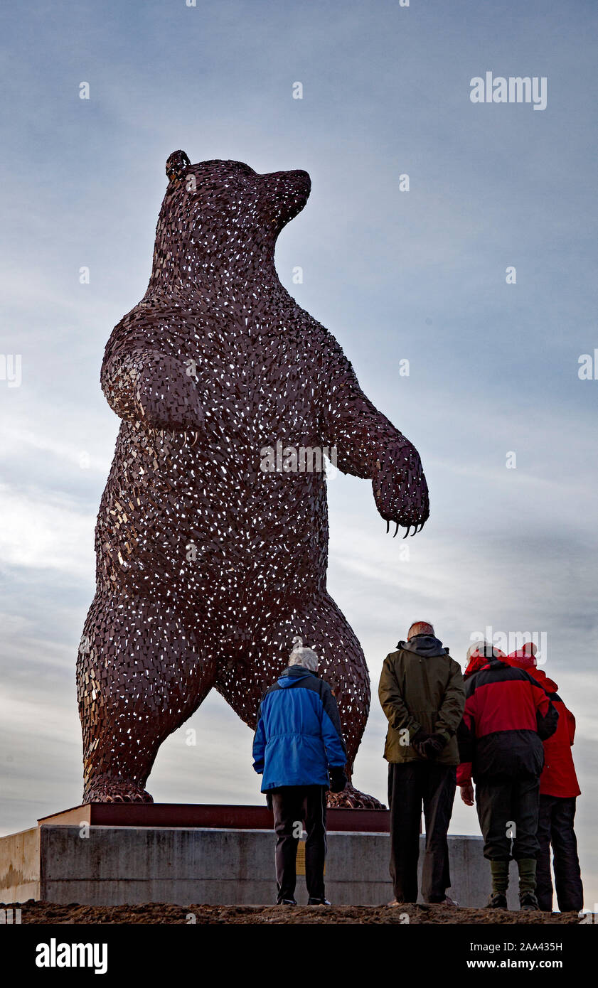 Dunbar, East Lothian, Ecosse, Royaume-Uni. 19 novembre 2019. Dévoilé à Dunbar a cinq mètres de haut, la sculpture d'ours en acier (pas encore nommé), créé par Andy Scott l'artiste écossais qui a créé l'Kelpies. Inspiré par John Muir l'un des plus célèbres de l'East Lothian fils. En 1838, John Muir est né à Dunbar et il est connu pour jouer un rôle clé dans le développement de parcs nationaux d'Amérique. Les visiteurs peuvent accéder à la sculpture par une passerelle. La sculpture est faite d'acier soudé et est fabriqué à partir de plaques d'acier de différentes épaisseurs. Banque D'Images