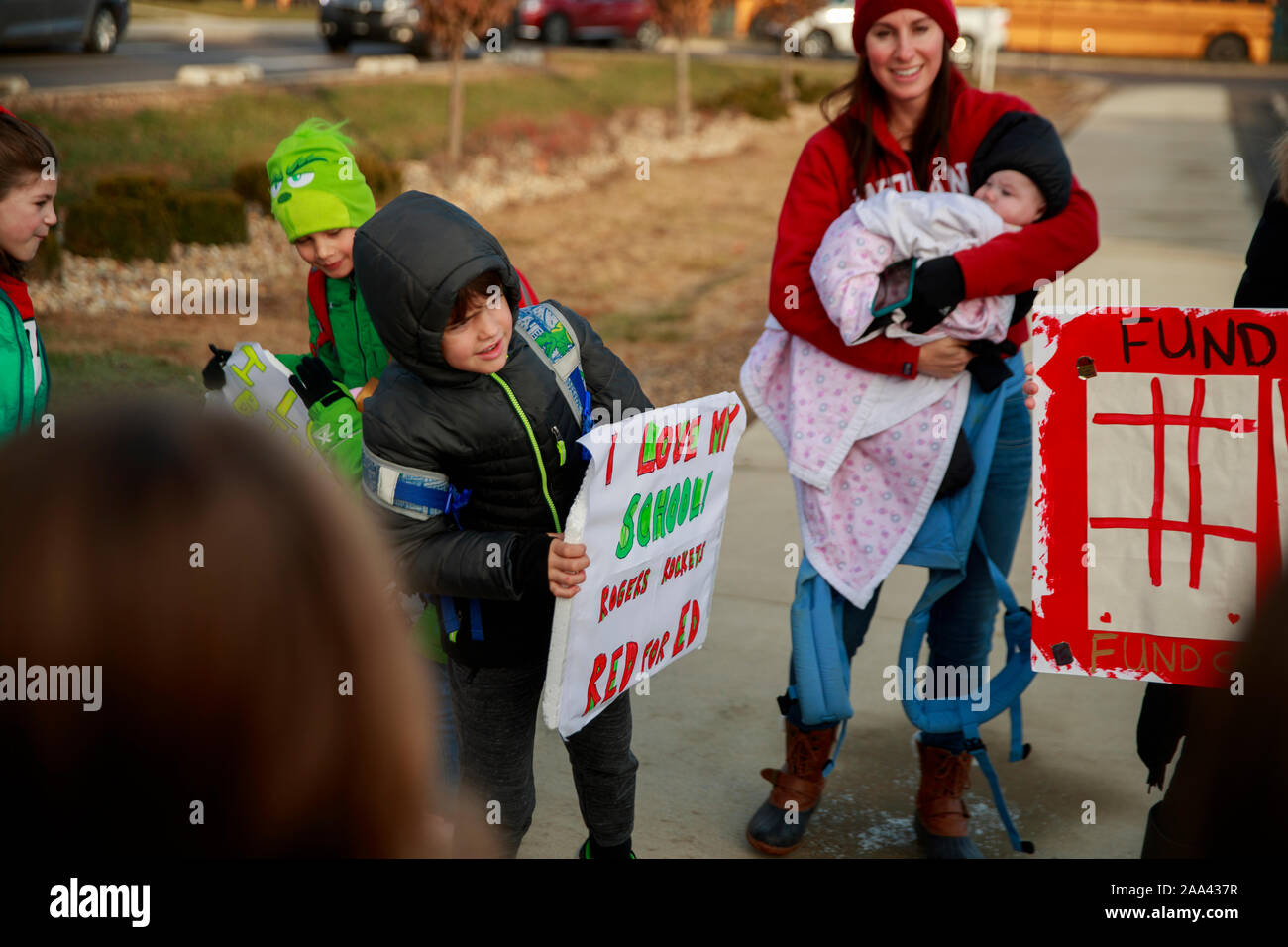 Avant que les classes, les élèves du primaire tenir des signes de soutien à leurs enseignants à l'extérieur de Rogers et des écoles primaires, François Morellet Mardi, 19 novembre 2019 à Bloomington, Ind., Les écoles ont été ouvertes aujourd'hui, mais certains districts scolaires à travers l'Indiana ont fermé pour la journée comme des milliers d'enseignants Inscrivez-vous la Walk-In à la Indiana Statehouse pendant rouge pour la Journée de l'Ed. L'Association des enseignants de l'état d'Indiana's Twitter page membres enseignants demandent des lois pour augmenter la rémunération des enseignants, de tenir les enseignants à l'égard de I-apprendre, et d'abroger le PGP et exigences externat. Je-je apprendre Banque D'Images