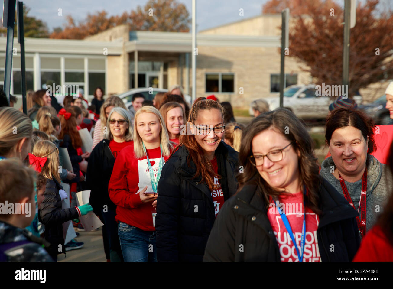 Avant que les classes, les enseignants et les élèves de l'école élémentaire participe à la journée d'action pour la de rouge à l'extérieur en agence Rogers et les écoles élémentaires, François Morellet Mardi, 19 novembre 2019 à Bloomington, Ind., Les écoles ont été ouvertes aujourd'hui, mais certains districts scolaires à travers l'Indiana ont fermé pour la journée comme des milliers d'enseignants Inscrivez-vous la Walk-In à la Indiana Statehouse pendant rouge pour la Journée de l'Ed. L'Association des enseignants de l'état d'Indiana's Twitter page membres enseignants demandent des lois pour augmenter la rémunération des enseignants, de tenir les enseignants à l'égard de I-apprendre, et d'abroger le PGP et R Externat Banque D'Images