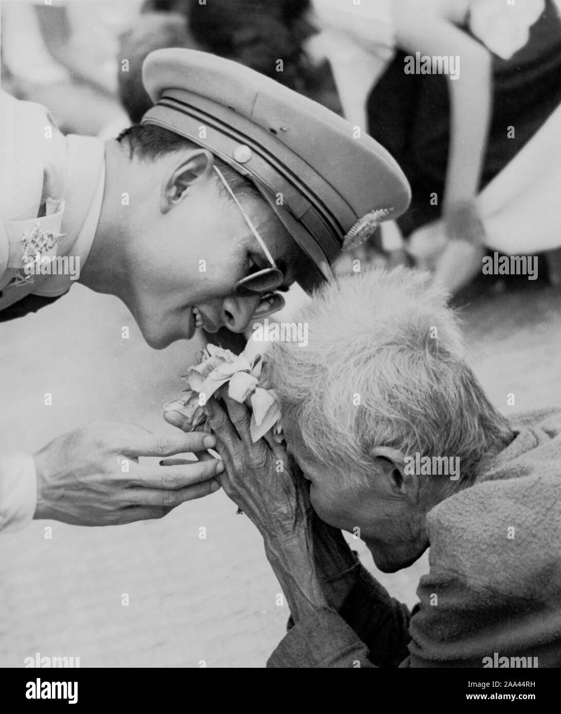 Channich "TUM' vieille femme 102 ans Bienvenue le Roi Bhumibol Adulyadej dans l'après-midi du 13 novembre 1955, pour la première visite au nord-est. Une vieille dame va accueillir avec Lotus Rose trois. Du matin à l'après-midi le soleil brûle jusqu'à ce que le lis dans la main. Quand le roi Bhumibol Adulyadej est arrivé la vieille dame a soulevé les lis fanés que trois jusqu'à la tête. Le roi se pencha jusqu'à ce que le visage était presque près de la tête de la vieille femme et sourit doucement, et a également pris la main de toucher les mains de la vieille femme dans la plus impressionnante thaïlandais. Banque D'Images