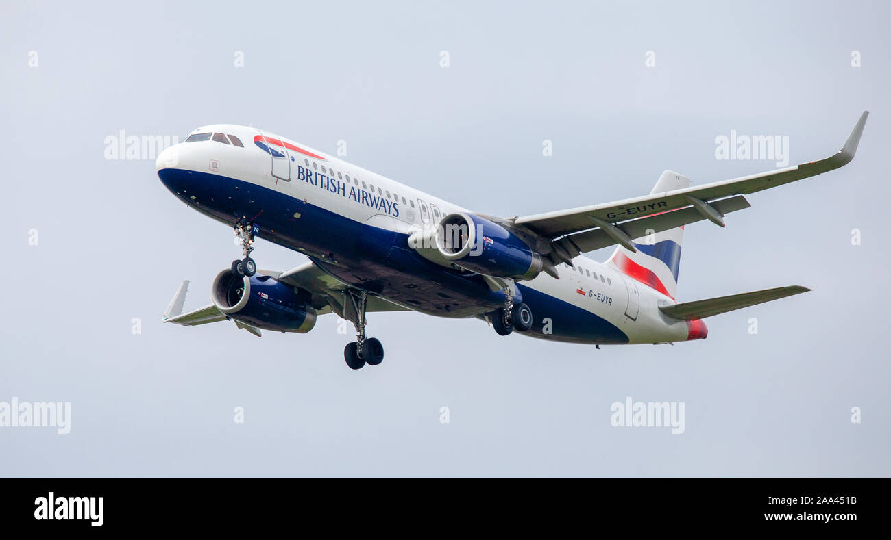 British Airways Airbus A320 G-EUYR en approche finale à l'aéroport de Londres Heathrow LHR Banque D'Images
