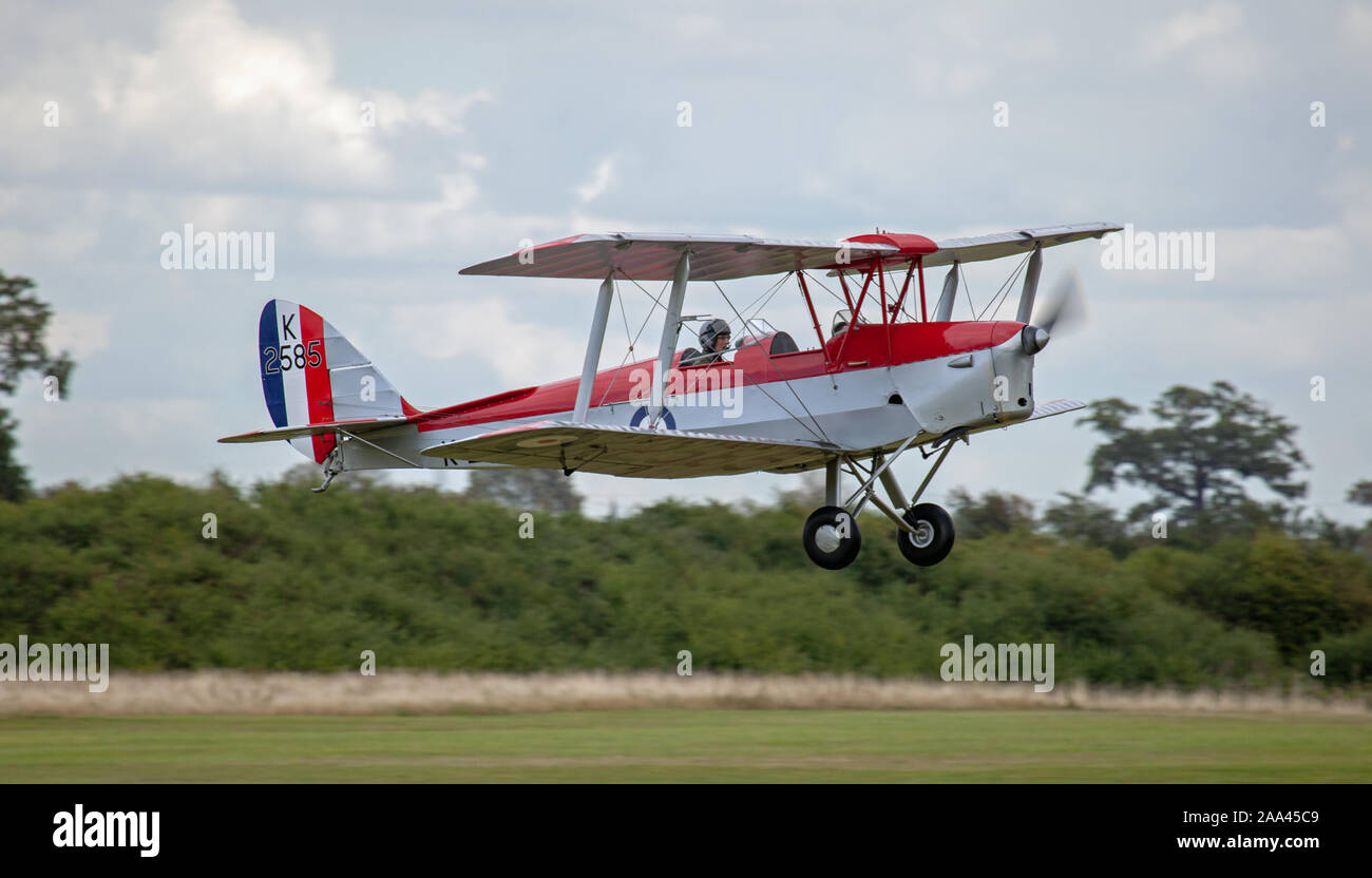 De-Haviland Tiger Moth DH82a G-ANKT taking off Banque D'Images
