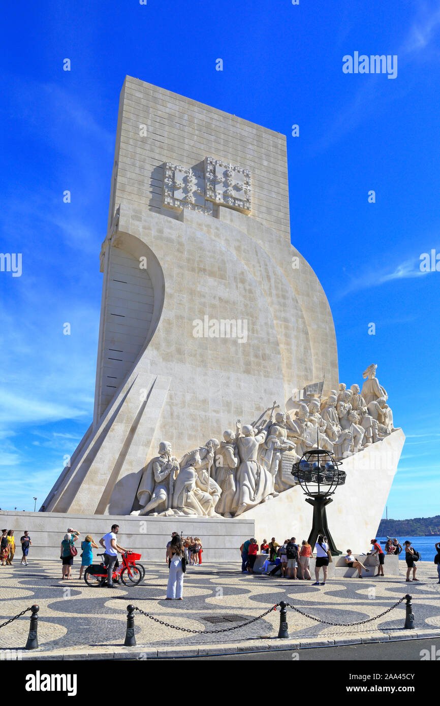 Les touristes à l'extérieur du Monument des découvertes par le Tage, Belém, Lisbonne, Portugal. Banque D'Images