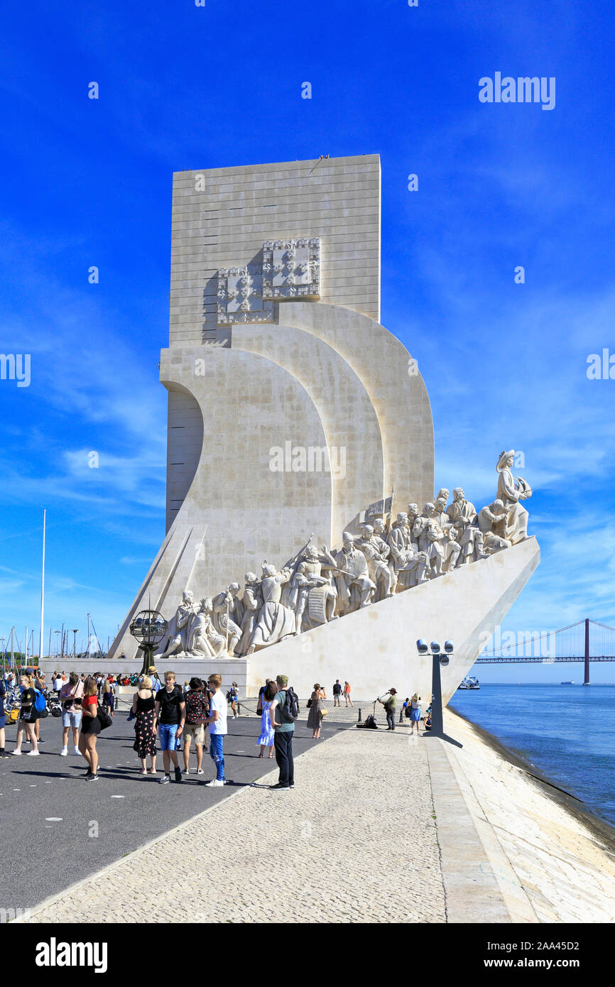 Les touristes à l'extérieur du Monument des découvertes par le Tage, Belém, Lisbonne, Portugal. Banque D'Images