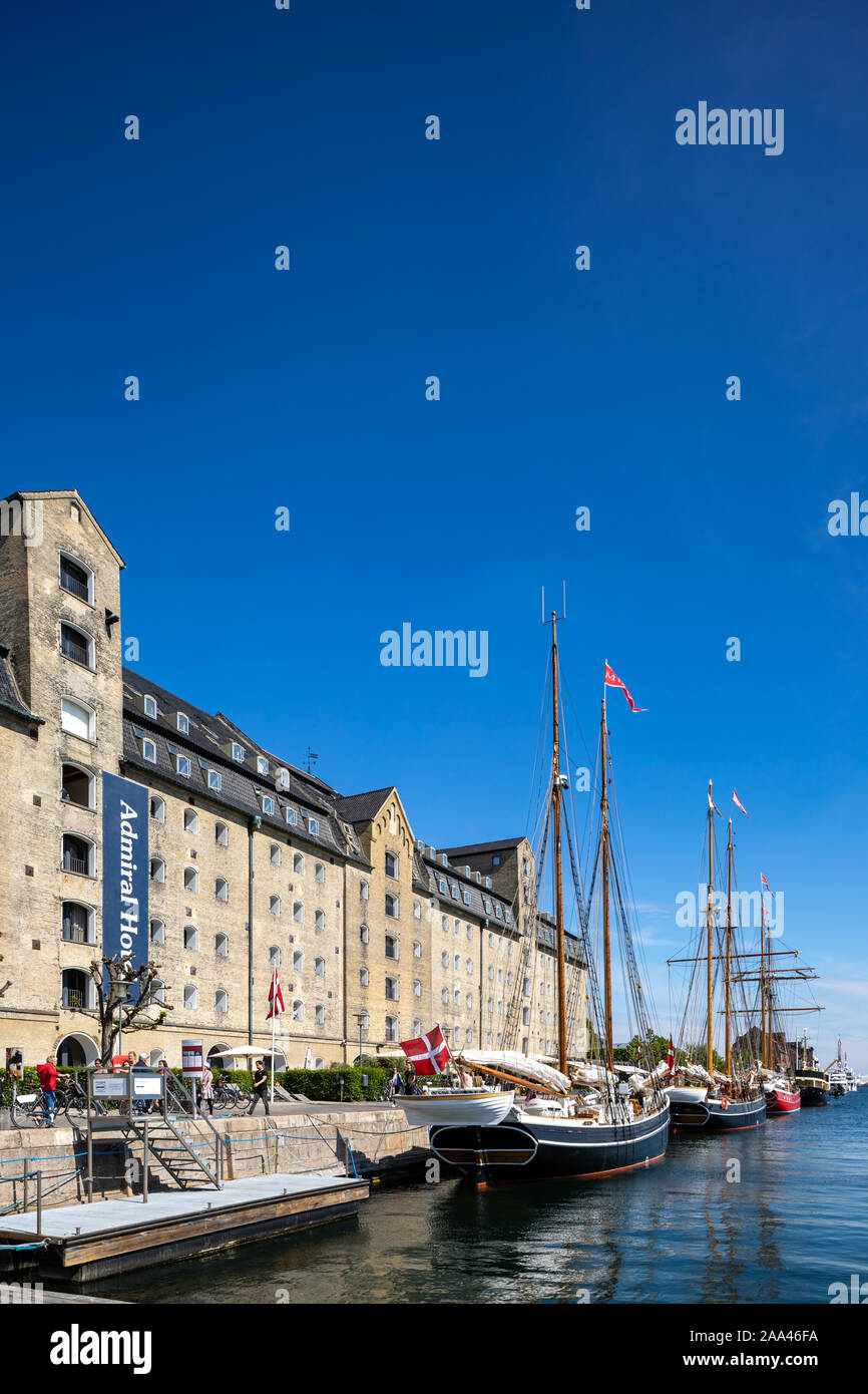 Vieux navires en bois dans le port de Copenhague le long de larsens Plads, par l'Amiral Hôtel ; Copenhague, Danemark Banque D'Images