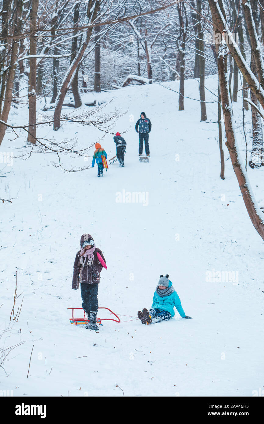 Lviv, Ukraine - Janvier 5, 2019 : les enfants de la colline de neige coulissante Banque D'Images