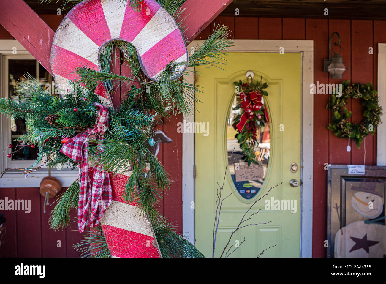 Une énorme canne de Noël décore un magasin à Hubbardston, MA à l'époque de Noël Banque D'Images