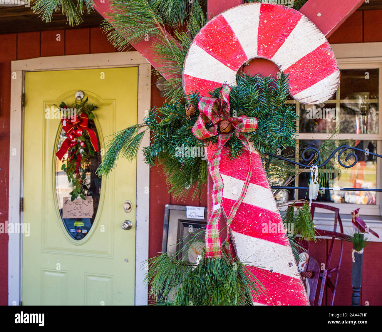 Une énorme canne de Noël décore un magasin à Hubbardston, MA à l'époque de Noël Banque D'Images