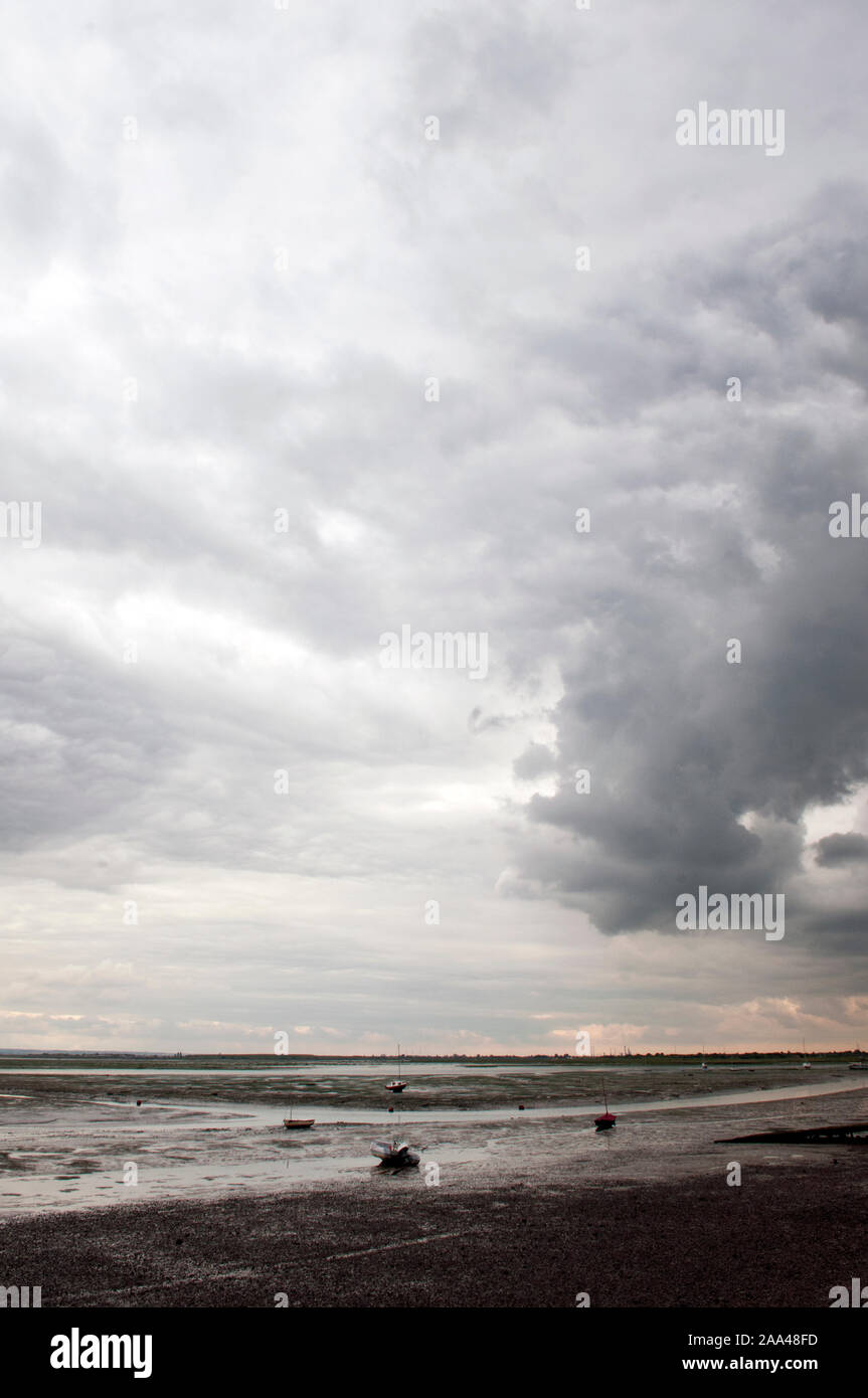 Bateaux sur l'Estran à marée basse à Leigh On Sea, Essex, UK Banque D'Images