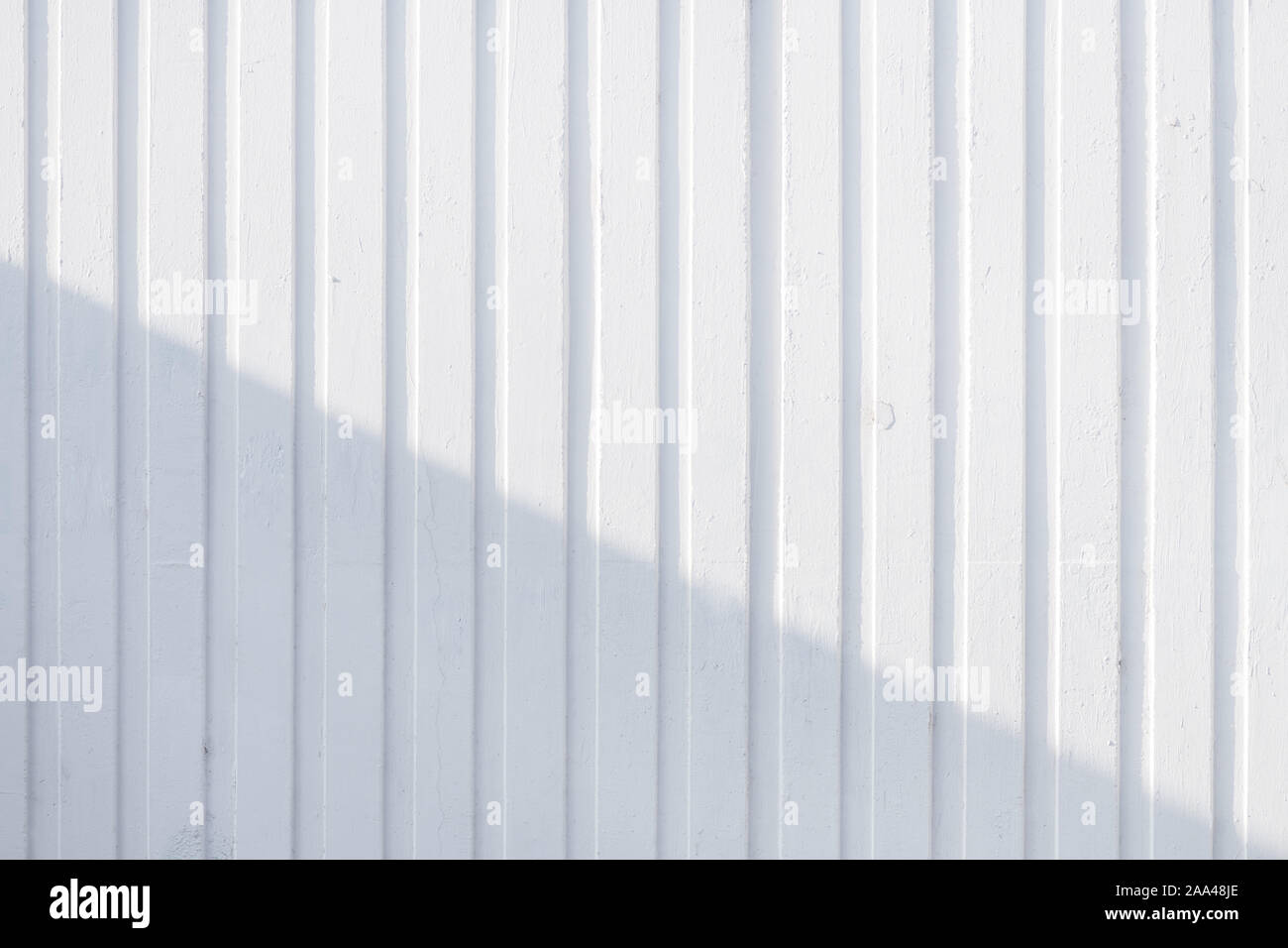 La surface du mur de béton blanc dénudé comme arrière-plan urbain Banque D'Images