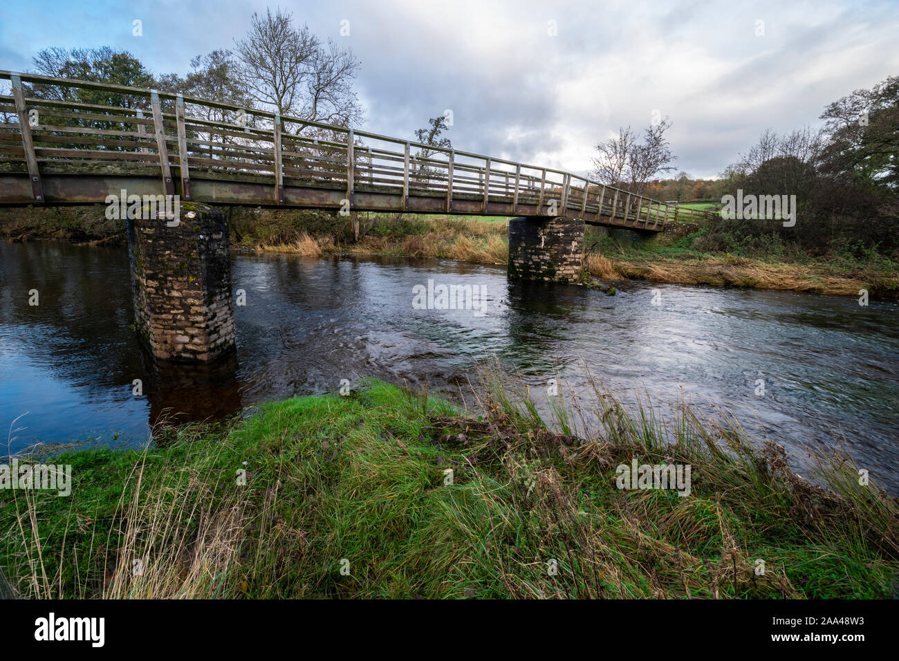 Pont de bois sur la rivière Lowther, près de Whale, Cumbria Banque D'Images