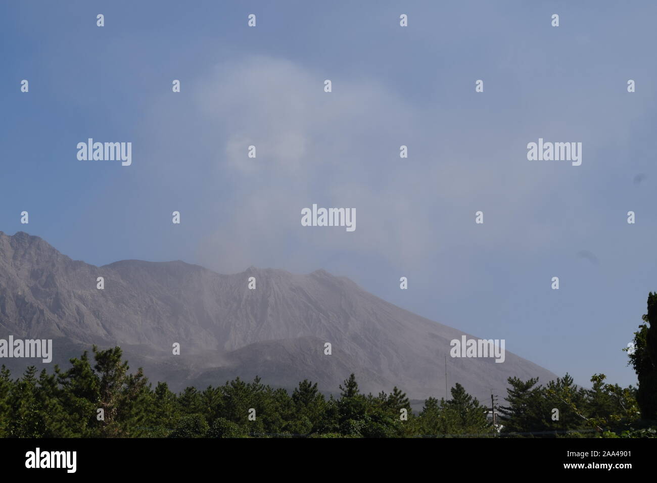 Vue sur le Sakurajima, un volcan actif dans la préfecture de Kagoshima, Japon Banque D'Images