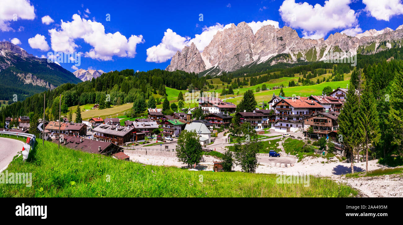 Maisons traditionnelles,valley et les montagnes de Cortina d' Ampezzo village,Veneto,Italie. Banque D'Images