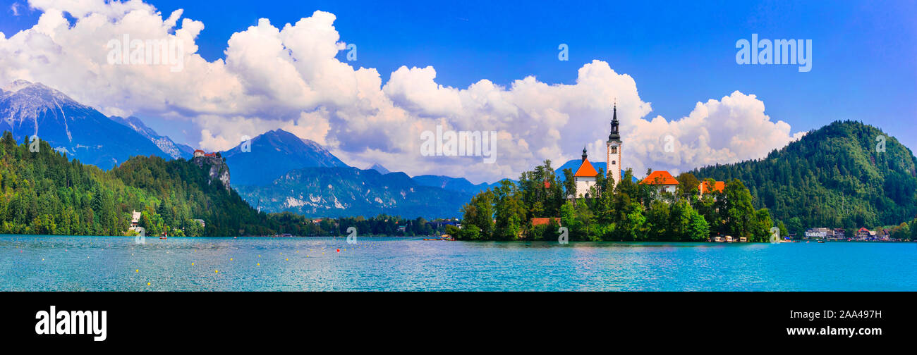 Belle vue sur le lac de Bled,avec la cathédrale et les montagnes, la Slovénie. Banque D'Images