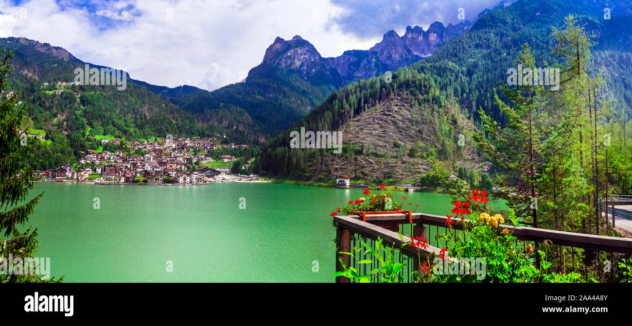 Le lac d'Alleghe impressionnant et la province de Belluno,village,Veneto,Italie. Banque D'Images