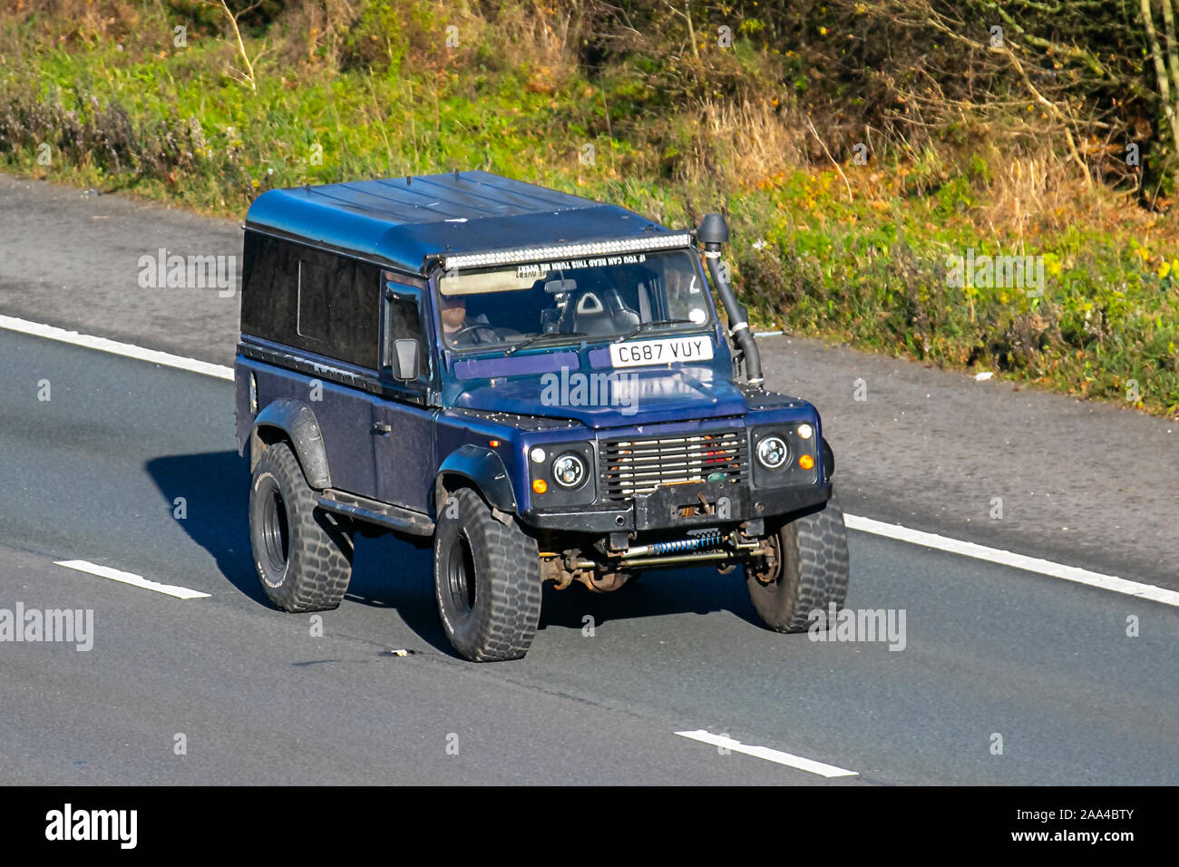 Land Rover noir 1986 ; avec échappement en plongée libre, circulation automobile britannique, transport, véhicules modernes, berline, circulation automobile vers le sud sur l'autoroute   à 3 voies. Banque D'Images