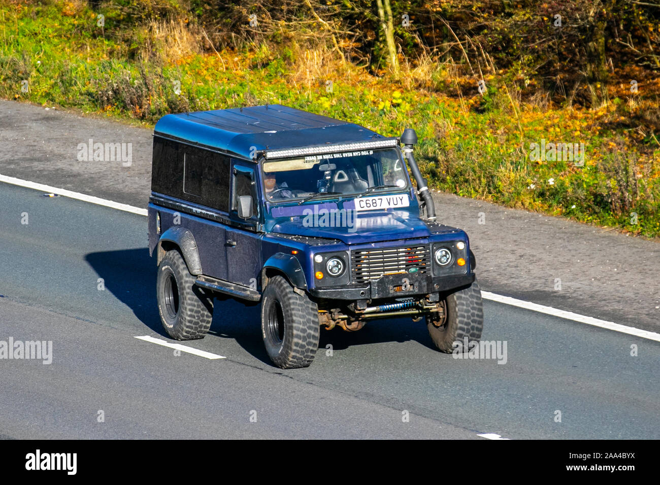 Land Rover noir 1986 ; avec échappement en plongée libre, circulation automobile britannique, transport, véhicules modernes, berline, circulation automobile vers le sud sur l'autoroute   à 3 voies. Banque D'Images