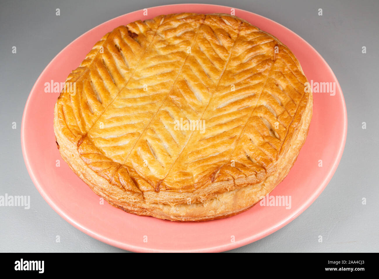 Roi de France le gâteau sur un plat rouge pour l'Epiphanie Banque D'Images