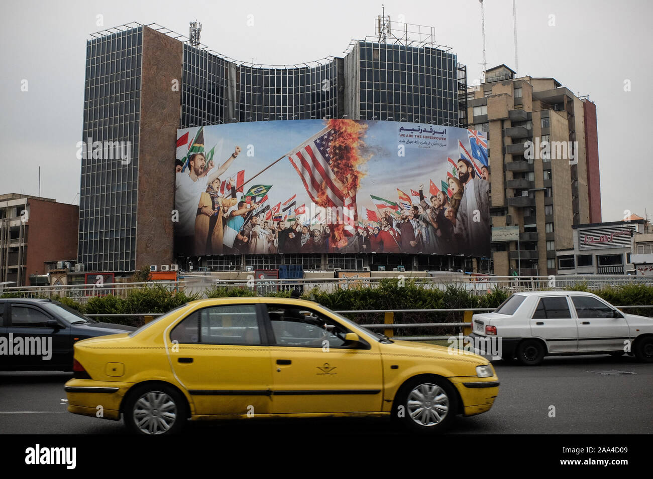 Novembre 19, 2019, Téhéran, Iran : une vue de Valiasr square, au centre-ville de Téhéran. L'Iran a claqué un spectacle de soutien pour nous ''émeutiers,'' après de violentes manifestations déclenchées par la décision d'imposer des hausses de prix de l'essence et le rationnement dans le pays frappé de sanctions. La situation dans les rues n'était pas clair le lundi matin, en grande partie en raison de la panne internet que découle le flux des vidéos partagées sur les médias sociaux de protestations ou associés des actes de violence. Un article publié mardi dans Keyhan, un journal dans l'Iran a suggéré que ceux qui ont mené de violentes manifestations sera exécuté par pendaison comme l Banque D'Images