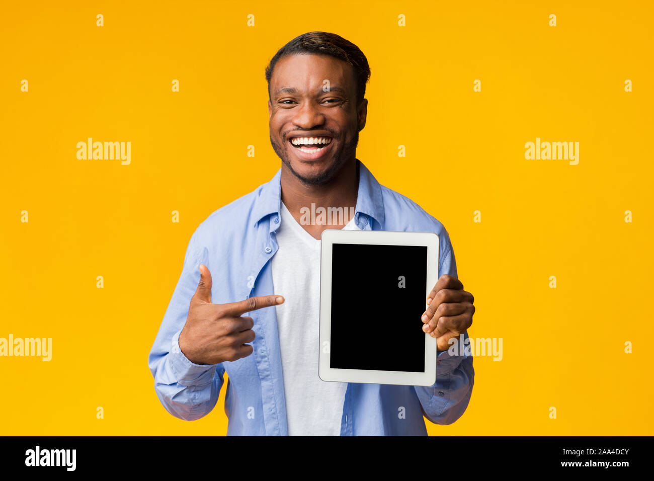 L'homme face à l'écran de tablette Standing, Studio Shot, immersive Banque D'Images