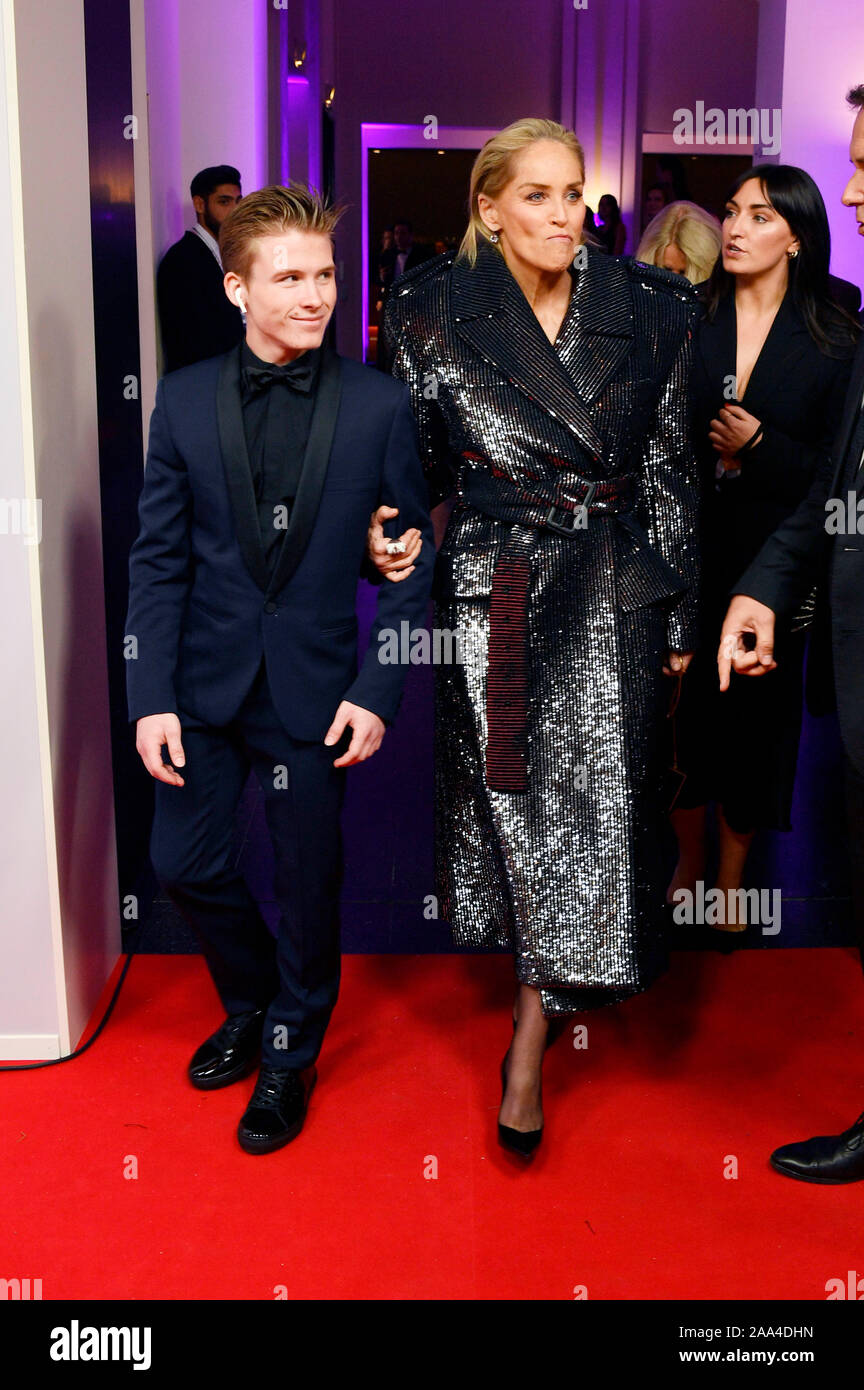 Sharon Stone et son fils Roan Joseph Bronstein participant à la 21e GQ Hommes de l'année au Komische Oper le 7 novembre 2019 à Berlin, Allemagne. Banque D'Images