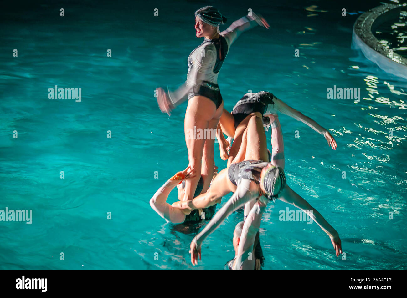 Varadero , Cuba, Jan 2013 - les danseurs de ballet de l'eau montrant leur talent dans la piscine dans un hôtel resort Banque D'Images