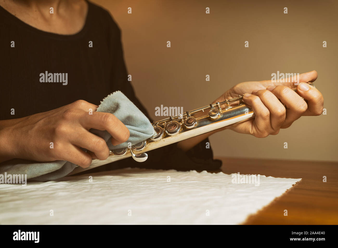 Le nettoyage et le polissage avec un chiffon frotter flûte Photo Stock -  Alamy
