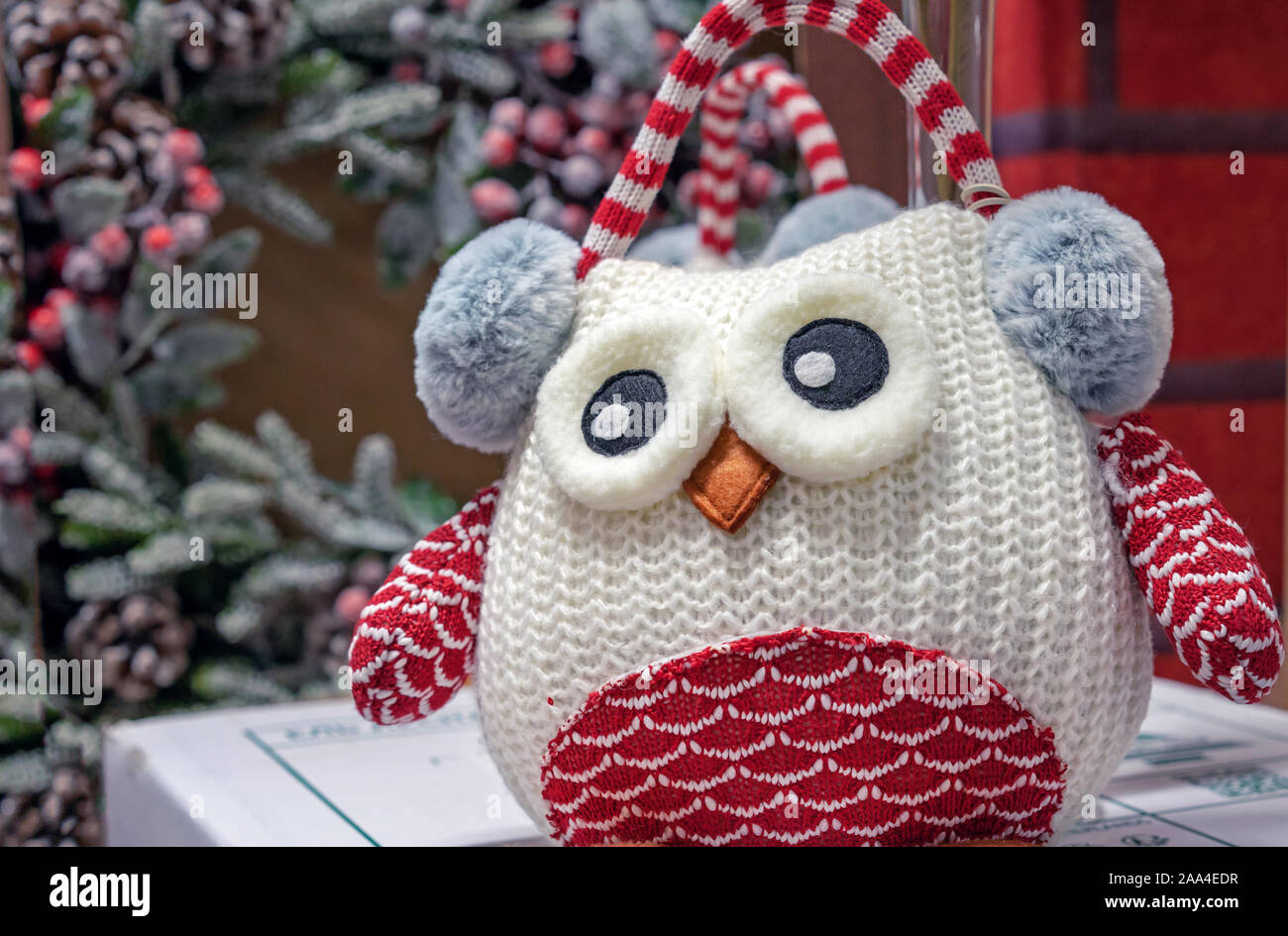 Noël jouets tricotés owl. Doudou hiboux. Banque D'Images