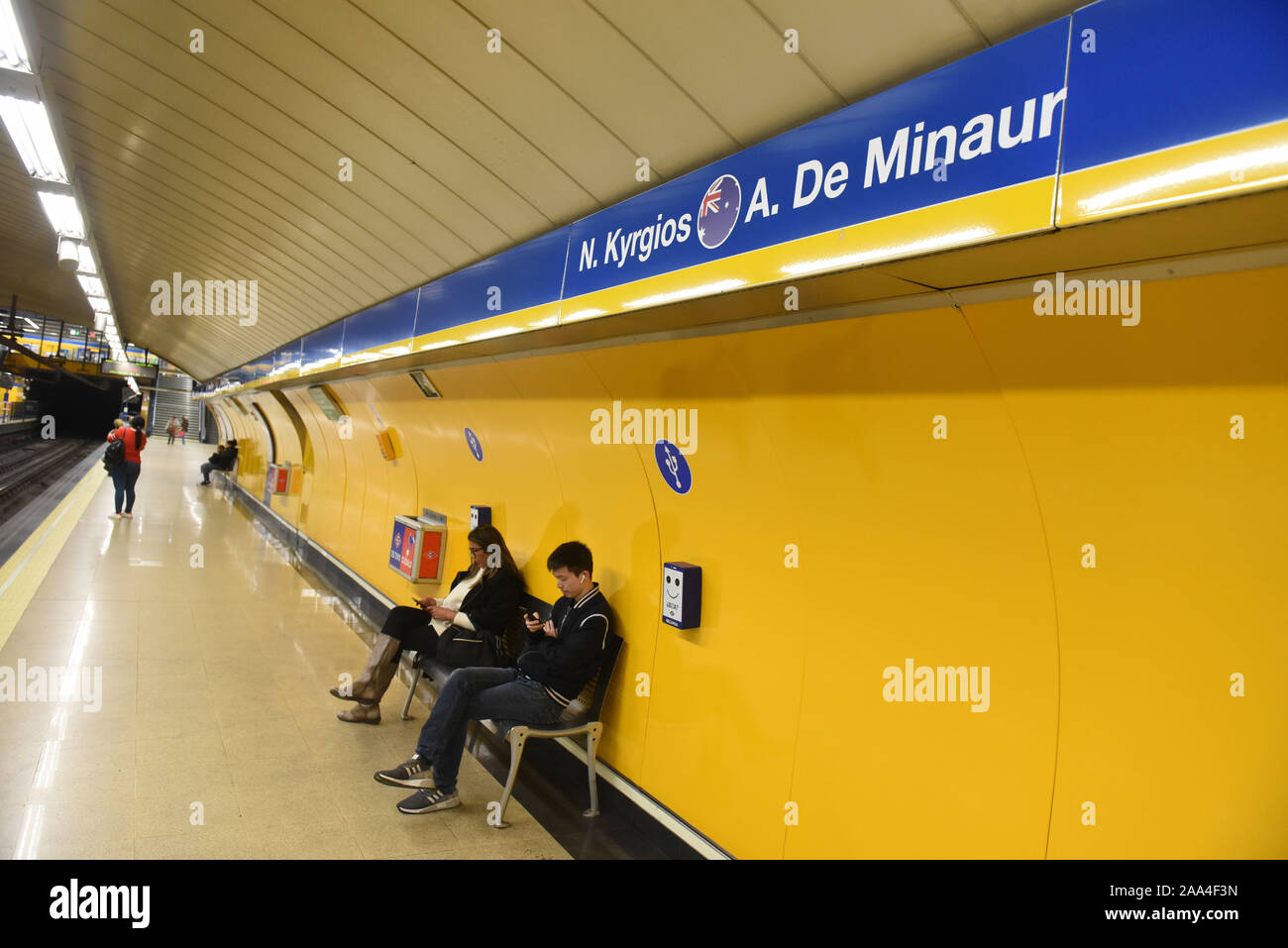 La station de métro Delicias de Madrid vu par les noms de l'équipe nationale australienne Nick Kyrgios tennis player.La ligne 3 stations de métro de Madrid ont les noms des joueurs de tennis et les équipes qui s'affronteront dans le nouveau tournoi de tennis de la coupe Davis qui se tiendra à Madrid pour la première fois. Il va prendre demain mardi 19 novembre, 2019. Banque D'Images