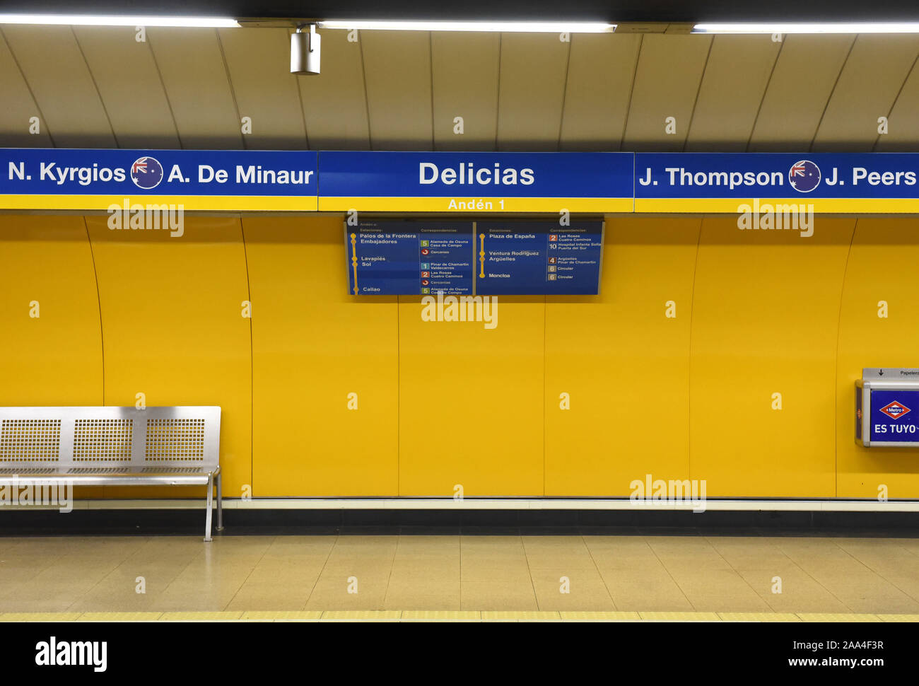 La station de métro Delicias de Madrid vu par les noms de l'équipe nationale australienne Nick Kyrgios tennis player.La ligne 3 stations de métro de Madrid ont les noms des joueurs de tennis et les équipes qui s'affronteront dans le nouveau tournoi de tennis de la coupe Davis qui se tiendra à Madrid pour la première fois. Il va prendre demain mardi 19 novembre, 2019. Banque D'Images