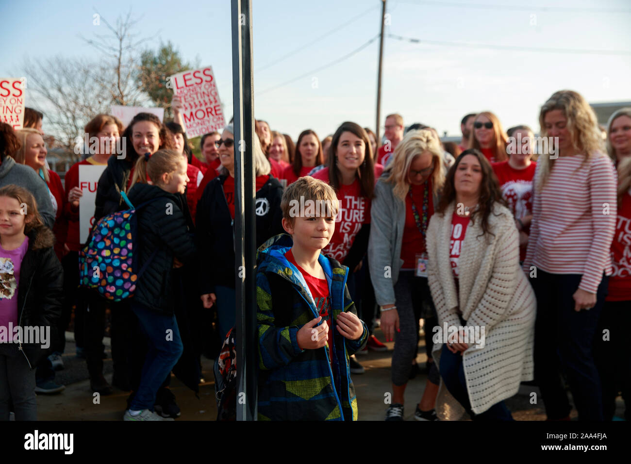 Les enseignants et les élèves des écoles primaires de poser pour des photos à l'extérieur de Rogers et des écoles primaires, François Morellet au cours de la manifestation.Certains districts scolaires à travers l'Indiana ont fermé pour la journée comme des milliers d'enseignants Inscrivez-vous la Walk-In à la Indiana Statehouse pendant rouge pour la Journée de l'Ed. Les enseignants demandent d'augmenter la rémunération des enseignants, de tenir les enseignants à l'égard de I-apprendre et d'abroger le PGP et exigences externat. Banque D'Images