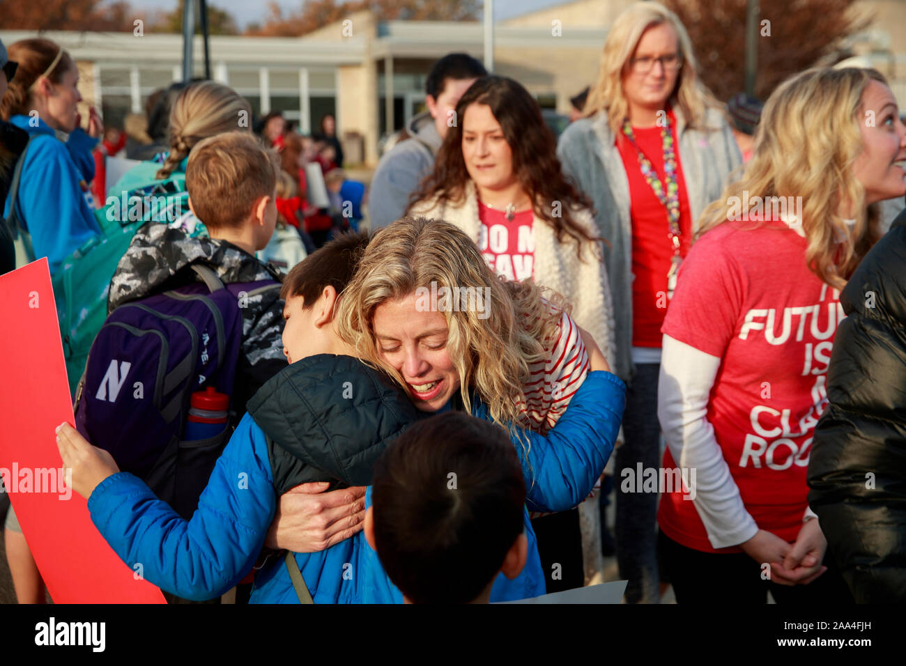 Un enseignant serrant une école primaire en dehors de Rogers et des écoles primaires, François Morellet au cours de la manifestation.Certains districts scolaires à travers l'Indiana ont fermé pour la journée comme des milliers d'enseignants Inscrivez-vous la Walk-In à la Indiana Statehouse pendant rouge pour la Journée de l'Ed. Les enseignants demandent d'augmenter la rémunération des enseignants, de tenir les enseignants à l'égard de I-apprendre et d'abroger le PGP et exigences externat. Banque D'Images