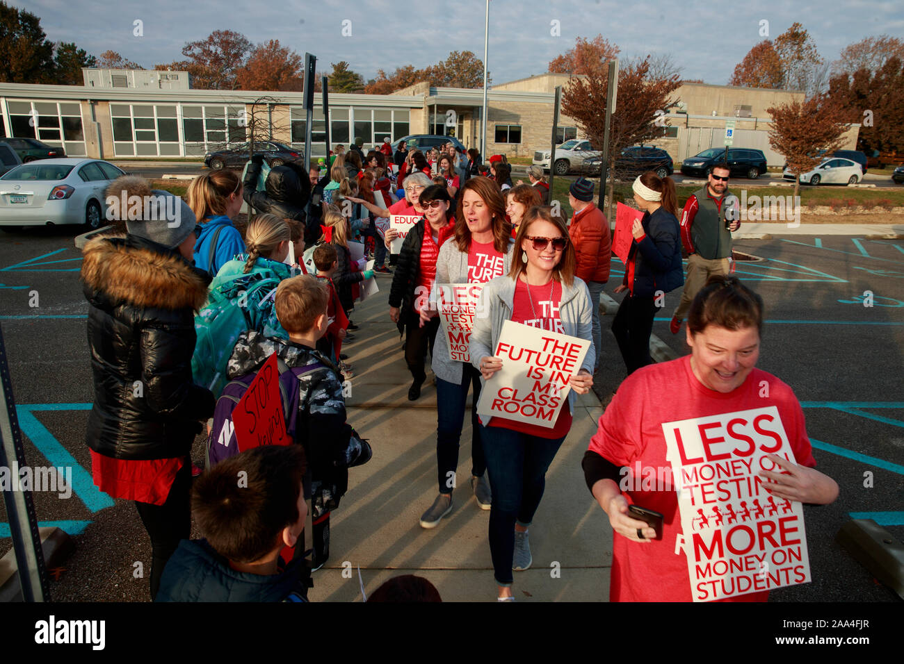 Les enseignants et élèves du primaire tenir des pancartes à l'extérieur de Rogers et des écoles primaires, François Morellet au cours de la manifestation.Certains districts scolaires à travers l'Indiana ont fermé pour la journée comme des milliers d'enseignants Inscrivez-vous la Walk-In à la Indiana Statehouse pendant rouge pour la Journée de l'Ed. Les enseignants demandent d'augmenter la rémunération des enseignants, de tenir les enseignants à l'égard de I-apprendre et d'abroger le PGP et exigences externat. Banque D'Images