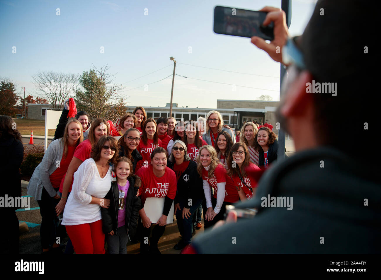 Les enseignants et les élèves des écoles primaires de poser pour des photos à l'extérieur de Rogers et des écoles primaires, François Morellet au cours de la manifestation.Certains districts scolaires à travers l'Indiana ont fermé pour la journée comme des milliers d'enseignants Inscrivez-vous la Walk-In à la Indiana Statehouse pendant rouge pour la Journée de l'Ed. Les enseignants demandent d'augmenter la rémunération des enseignants, de tenir les enseignants à l'égard de I-apprendre et d'abroger le PGP et exigences externat. Banque D'Images