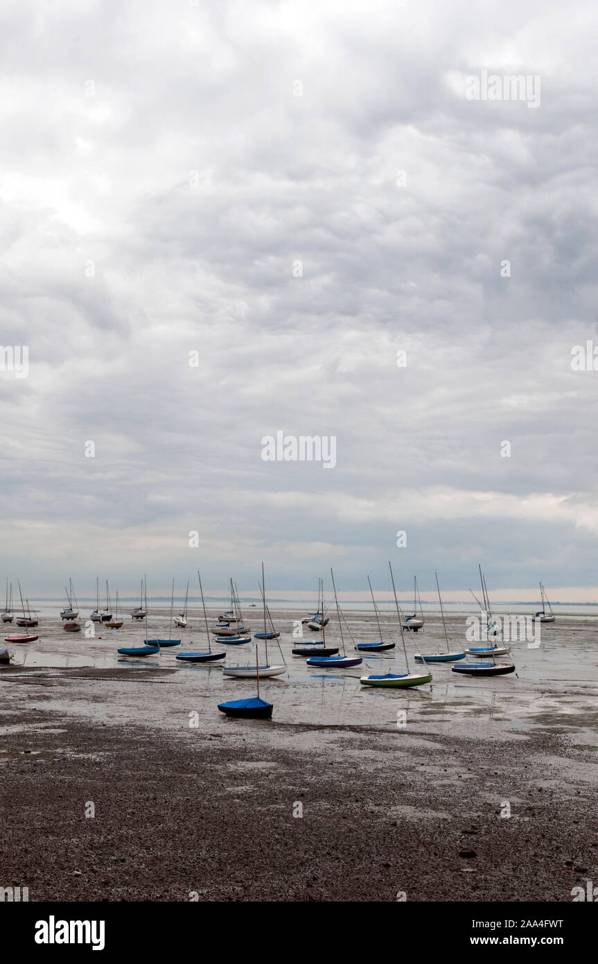 Bateaux sur l'Estran à marée basse à Leigh On Sea, Essex, UK Banque D'Images