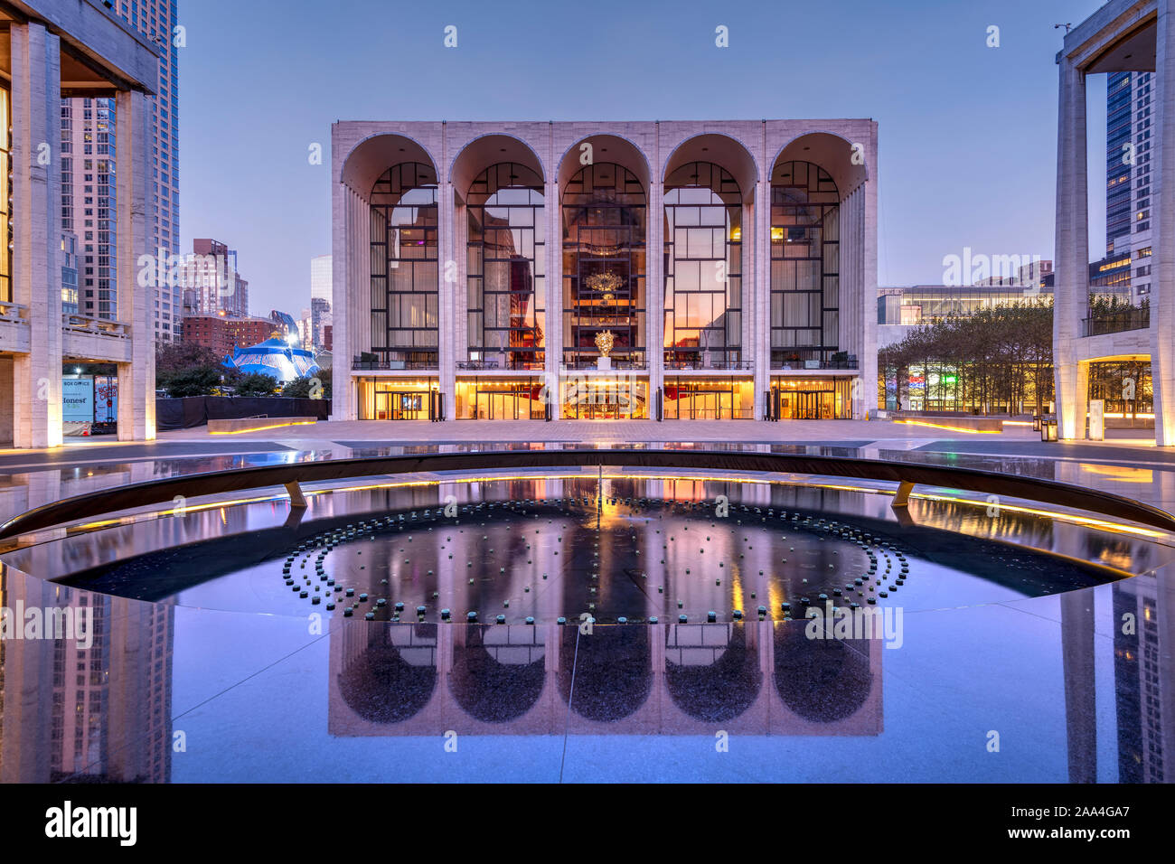 Metropolitan Opera House, Lincoln Centre, Upper West Side, Manhattan, New York, USA Banque D'Images