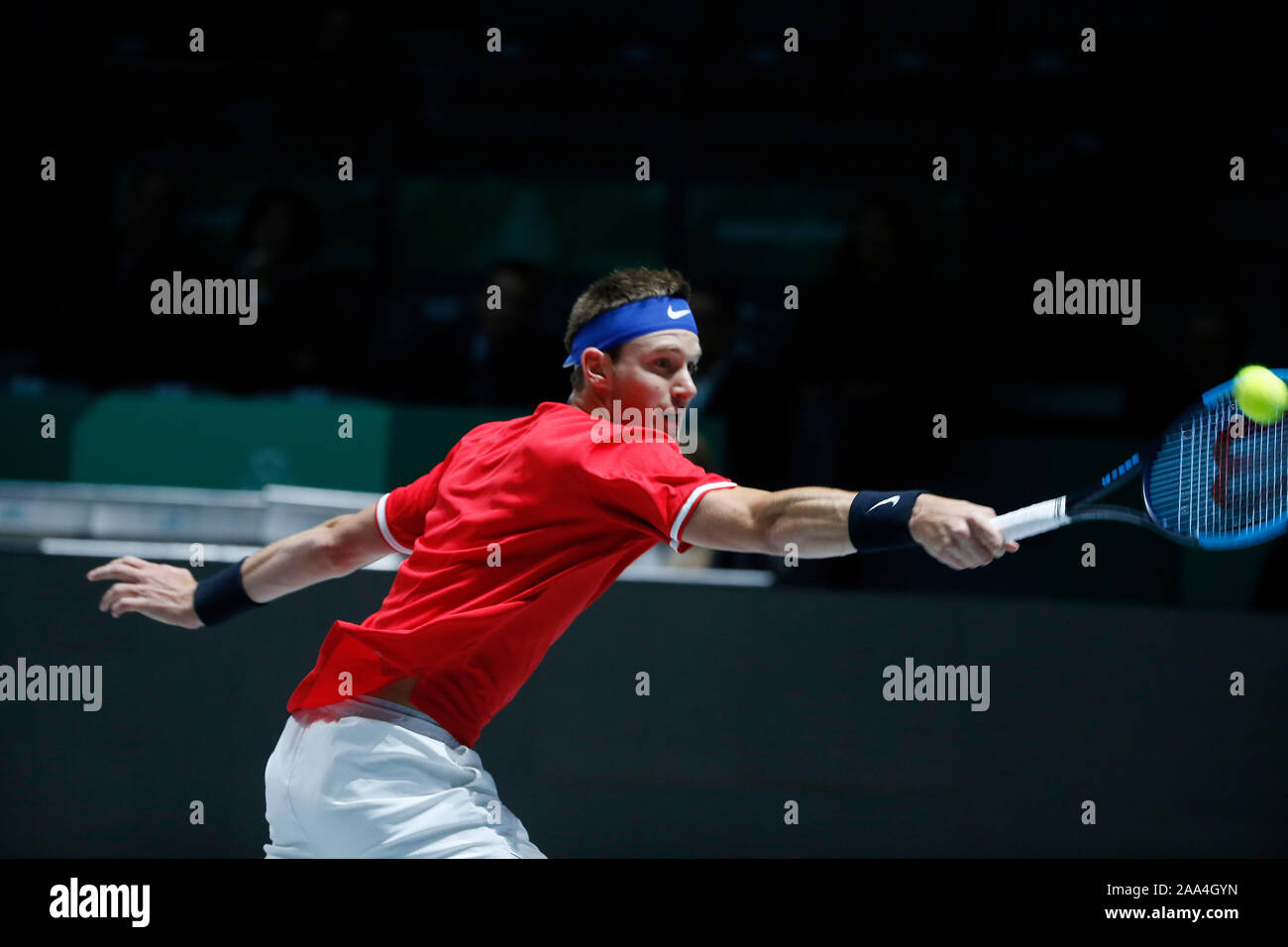 Nicolas Jarry du Chili en action pendant la match de simple contre Guido Pella de l'Argentine au jour 2 de la Coupe Davis 2019 à la Caja Magica. Pella gagne 2-0 Banque D'Images