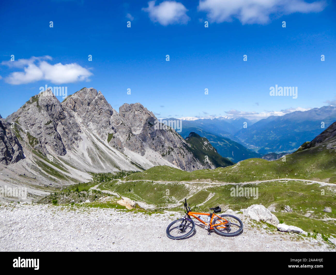 Vtt gisant au bord d'une route de gravier dans les hautes montagnes de Dolomites de Lienz, Autriche. Les pentes sont stériles avec peu d'herbe sur lui. Banque D'Images