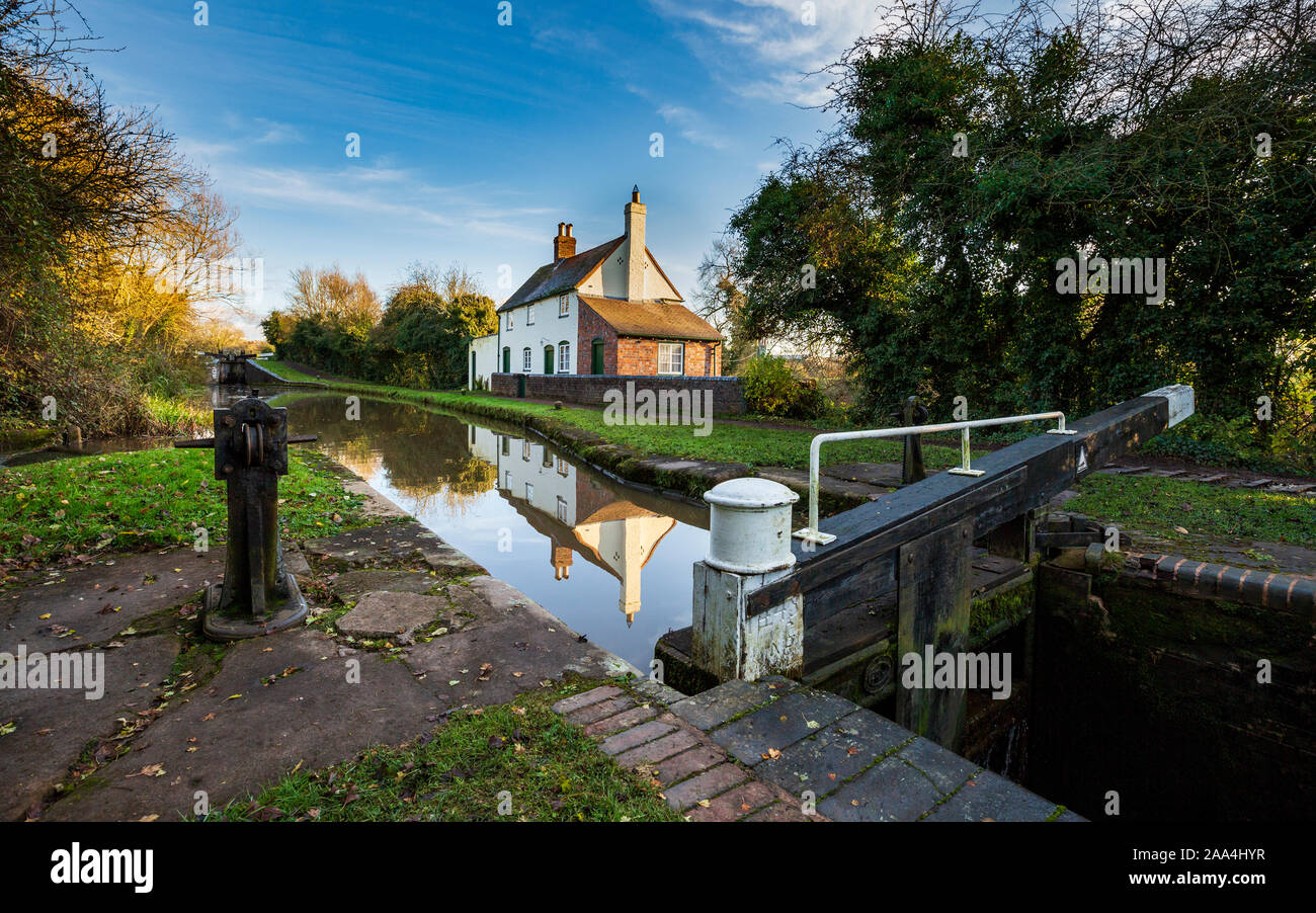 Un chalet sur le canal de fuite, Angleterre Tardebigge Banque D'Images