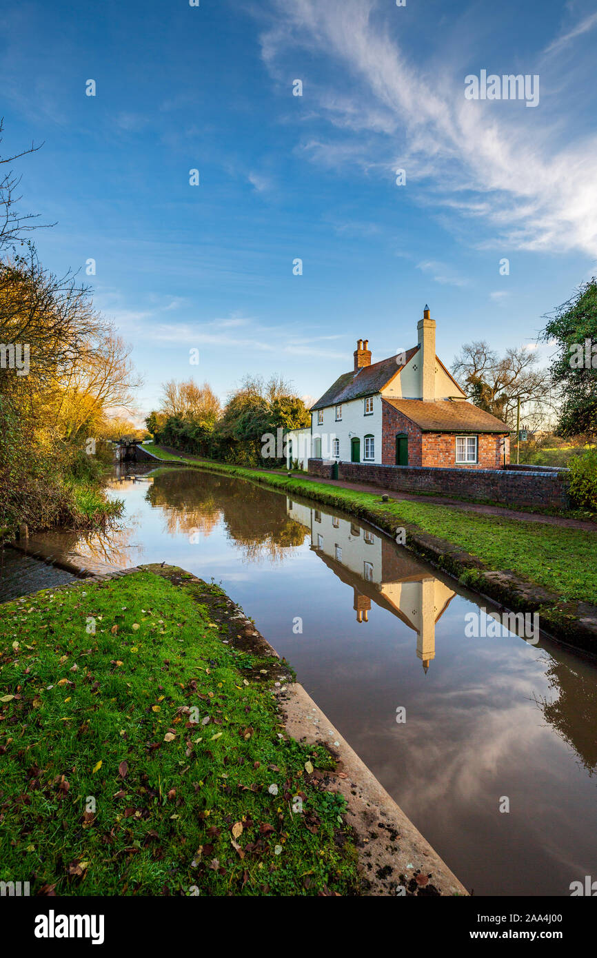 Un chalet au bord du canal de Tardebigge Lock Flight de Birmingham à Worcester Canal, Angleterre Banque D'Images