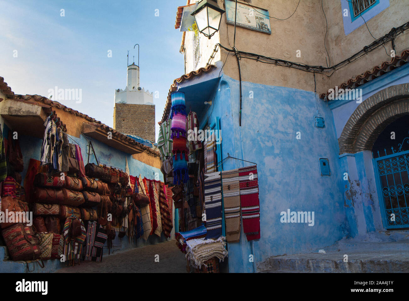 Vue d'un coin de Chefchauen, 'the blue pearl' dans les montagnes du Maroc. Suspendu à des murs il y a des éléments typiques qui sont à vendre en ville Banque D'Images