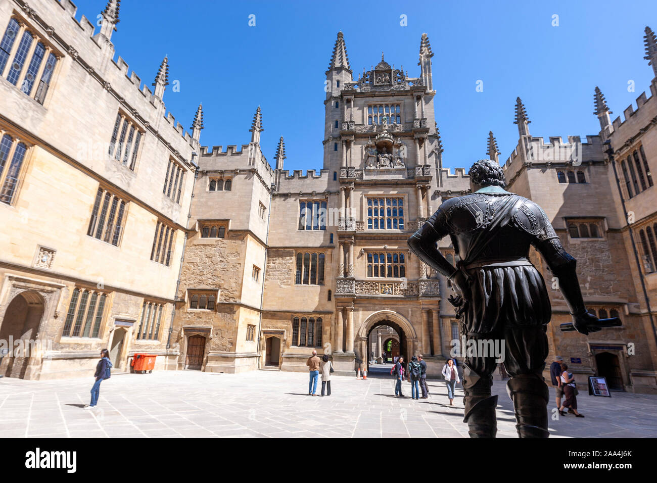 Statue du Comte de Pembroke à la Bodleian cour face au tour du cinq ordres, Oxford, Oxfordshire, England, UK Banque D'Images