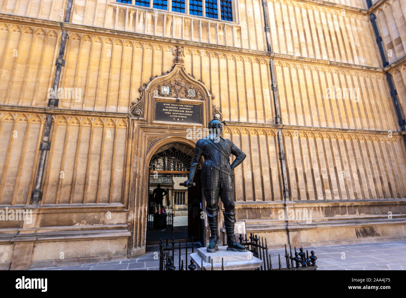 Statue du Comte de Pembroke à la Bodleian cour intérieure à l'entrée à la Divinity School, Oxford, Oxfordshire, England, UK Banque D'Images