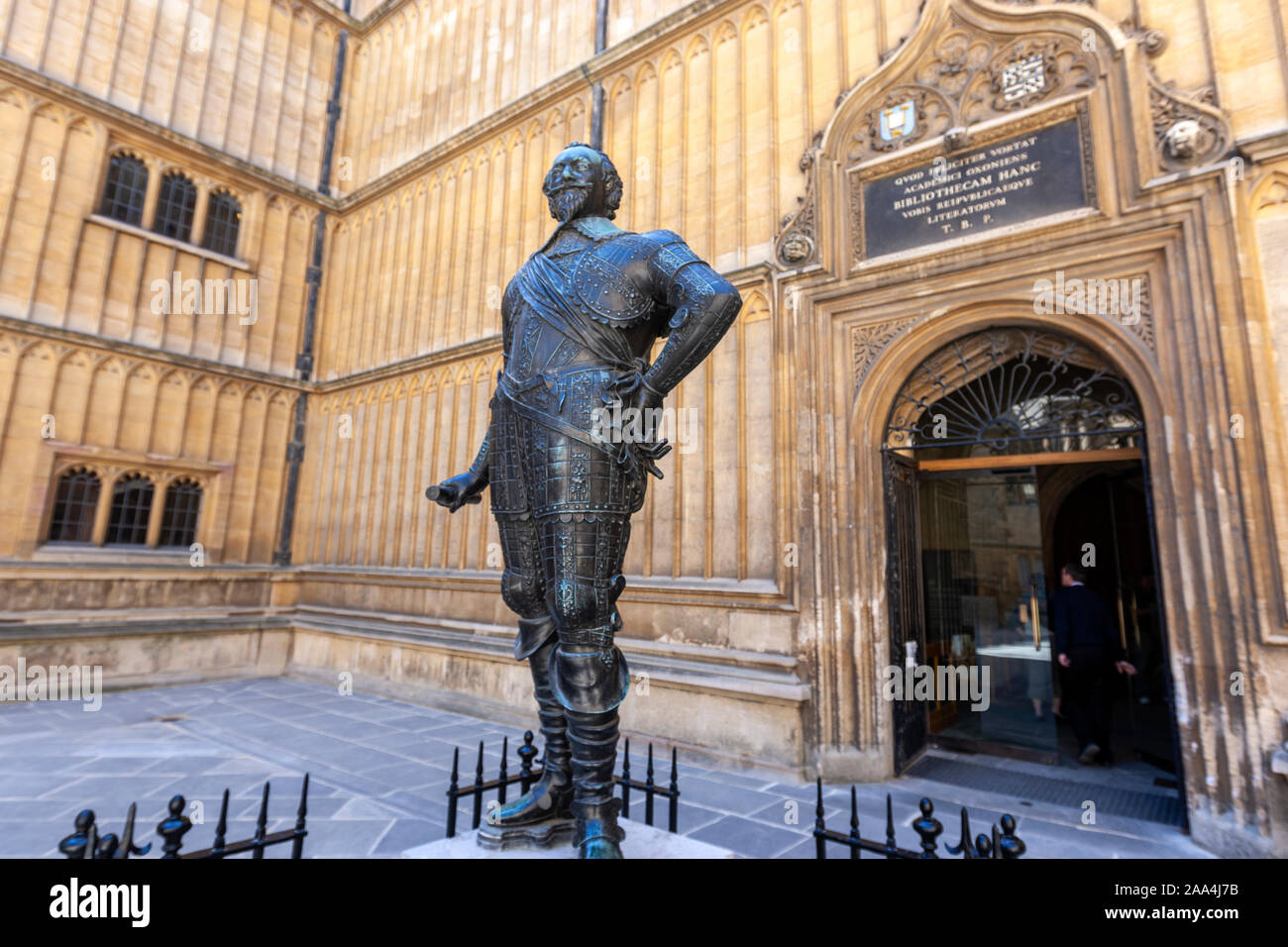 Statue du Comte de Pembroke à la Bodleian cour intérieure à l'entrée à la Divinity School, Oxford, Oxfordshire, England, UK Banque D'Images
