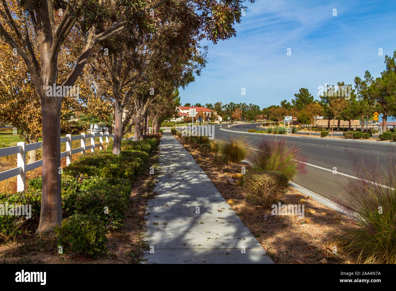 Apple Valley, CA / USA - 13 novembre 2019 : Street view à l'automne sur Apple Valley Road dans la ville de Apple Valley, en Californie. Banque D'Images